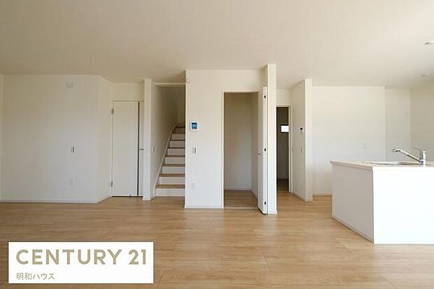 ◎家族のコミュニケーションが自然と増えるリビングイン階段仕様◎階段横のＷ-クローゼットにはストック品や掃除機などの大きな物も収納でき、お部屋がスッキリ片付きます！