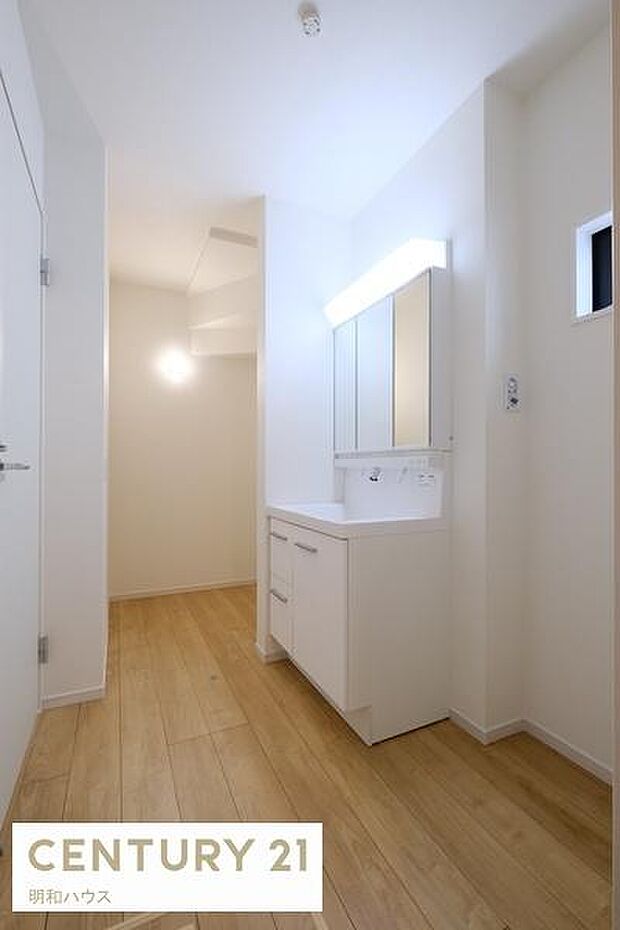 階段下は重宝なリネン庫になっています！