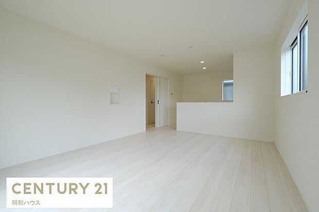 2号棟 LDK16帖◎白を基調とした明るいリビング◎対面キッチンからお部屋の様子を見渡せます！