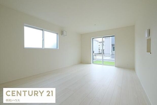 ◎白を基調とした明るいリビング◎対面キッチンからお部屋の様子を見渡せます!