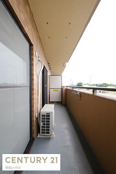 陽当たりの良い南西向きバルコニー