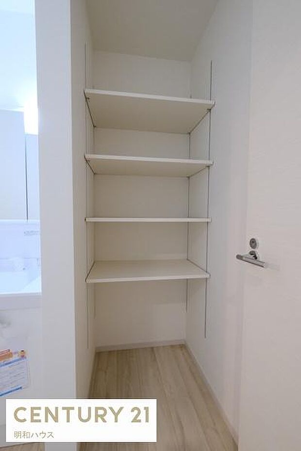 タオルや洗剤の収納に便利な可動棚付き!