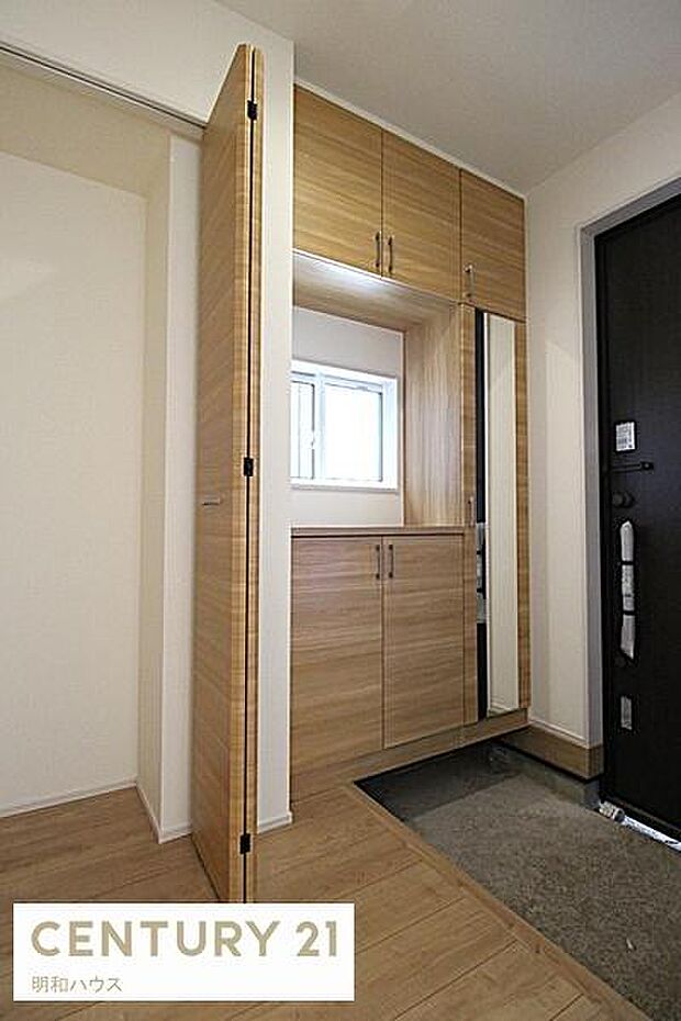 ◎姿見付きシューズBOX！◎お出かけ前の慌しい時間にも身だしなみをチェックできます！◎重宝なホール収納あります！