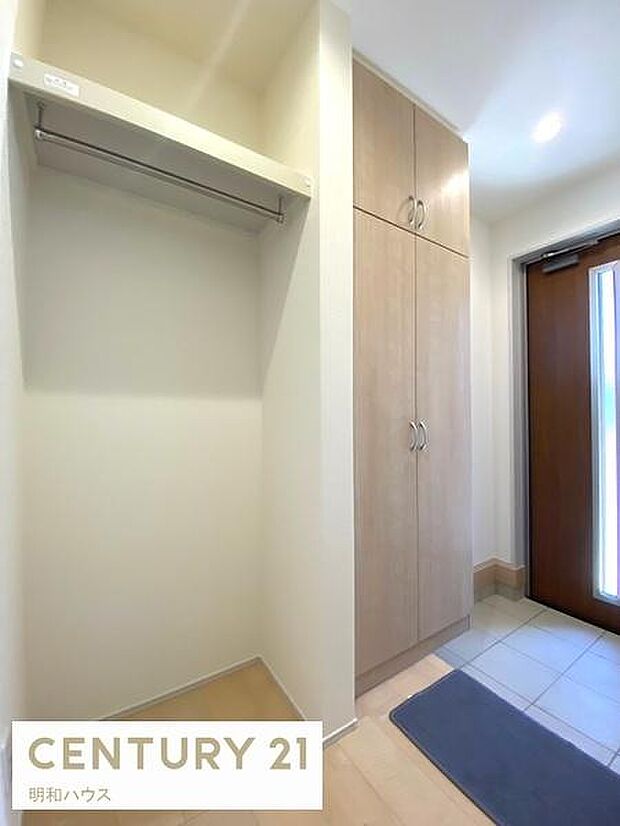 2号棟◎上着が掛けられる便利なポール付き収納スペース!