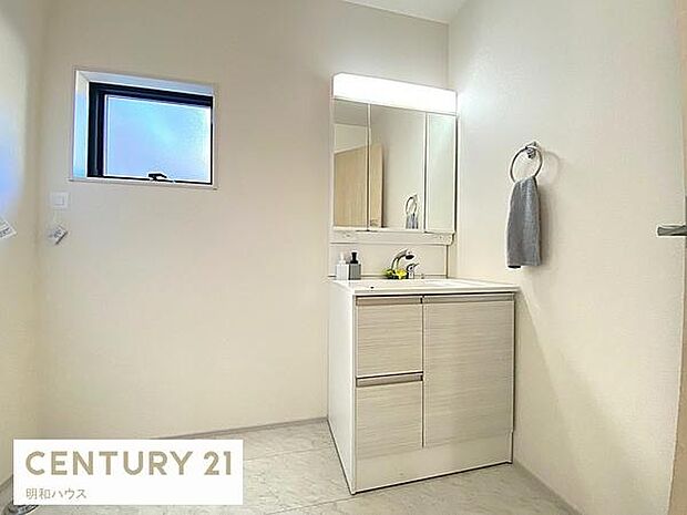 ◎三面鏡付きシャンプードレッサー!◎鏡を開くと便利な収納があります!スッキリと片付けられますね!