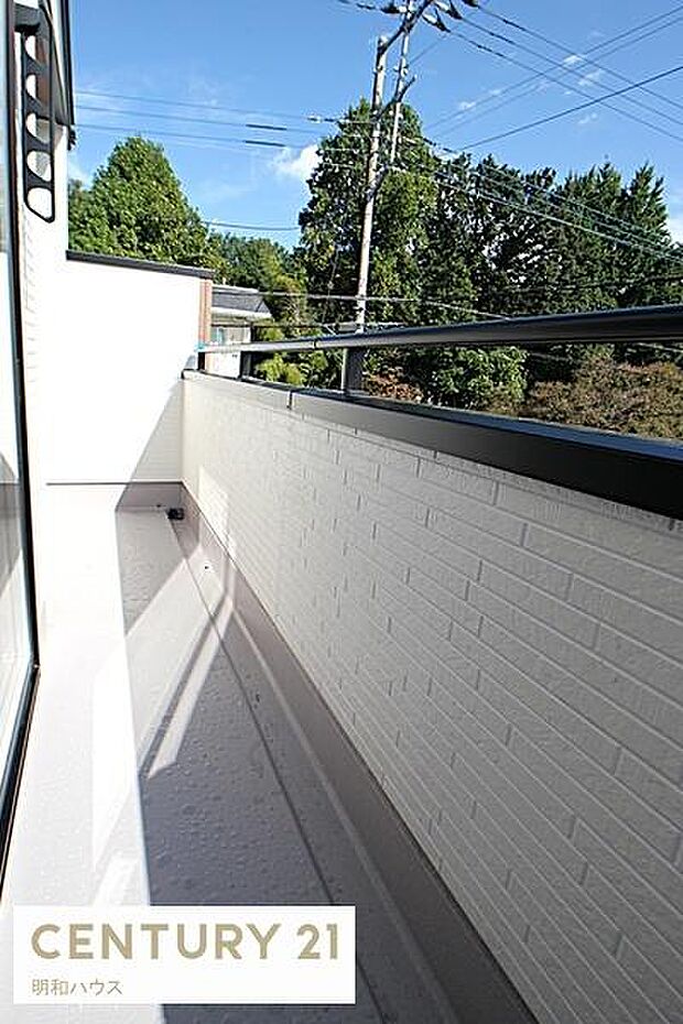 前面道路に面し陽射しがたっぷり!