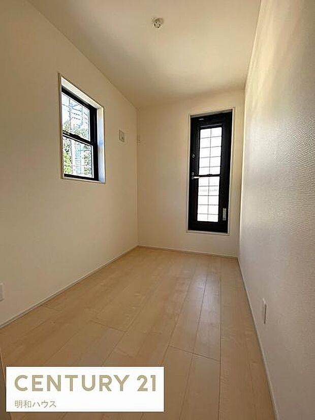 2号棟◎ランドリールームからバルコニーへ!◎雨の日や花粉から洗濯物を守る安心スペース!