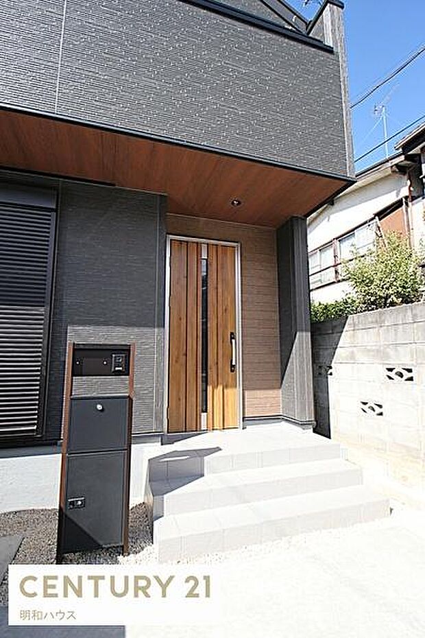 2号棟◎断熱仕様玄関ドア！防犯対策のダブルロックキー！◎玄関電子キー♪お買い物の荷物で両手がふさがっていても楽々施錠できます！◎留守でも安心♪宅配ボックスあります！