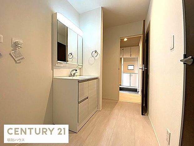 8号棟 ◎生活動線の良い2WAY洗面室!◎リビング+廊下付土間収納からフリースペース経由で洗面室へ移動できます!◎お出かけ帰りに嬉しい動線です!