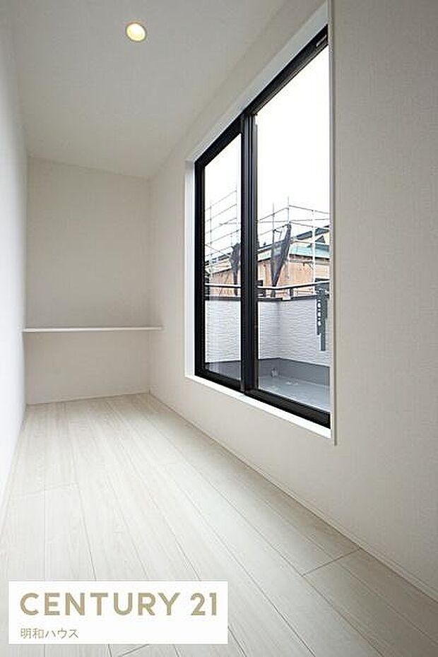 2号棟◎バルコニー前の多目的スペース!◎南側からたっぷりの陽射しが入り、室内物干しや冬場の寛ぎスペースとしてもご利用頂けます!