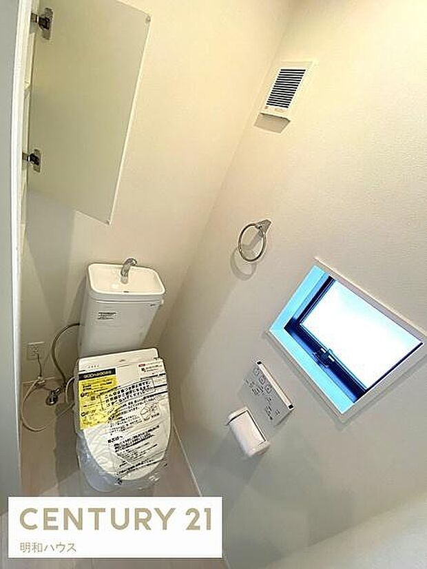 ◎1階シャワートイレ！（収納あり）◎省エネ仕様！◎バリアフリーで安心です！◎お洒落な浮き柄のアクセントクロス！