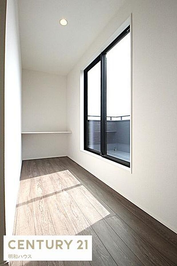 ◎バルコニー前のカウンター付ホールスペース！◎室内物干しスペースとして大活躍です！