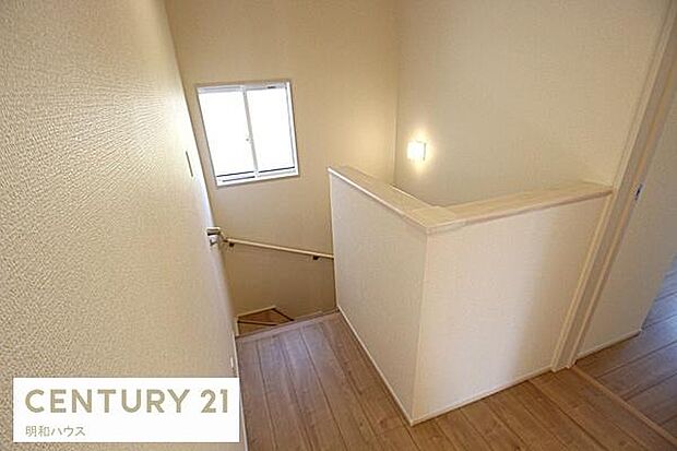 換気のできる手すり付き階段スペース！