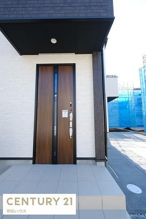 ピッ♪と開閉!電池錠付き玄関ドア!