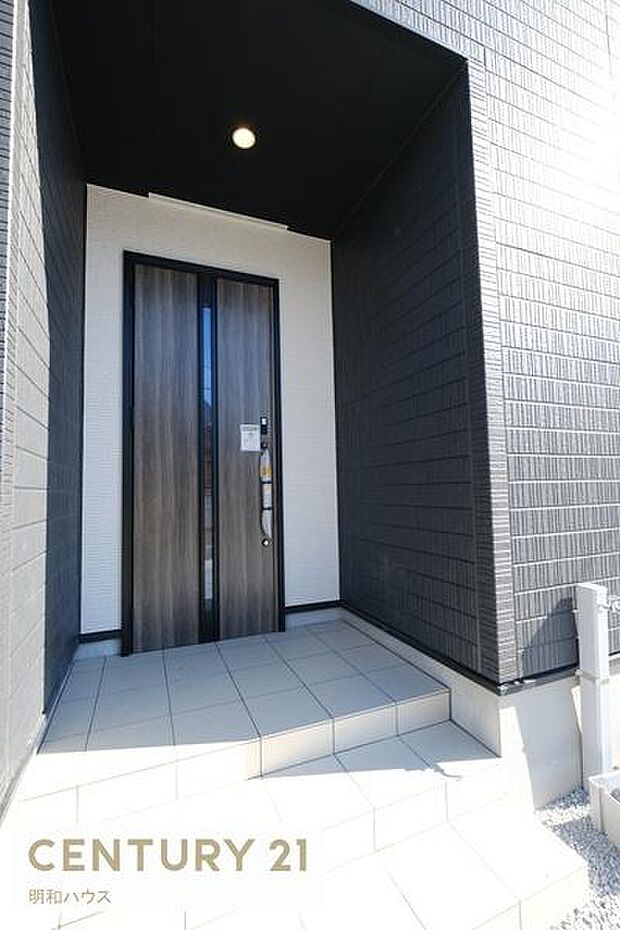 ピッ♪と開閉!電池錠付き玄関ドア!