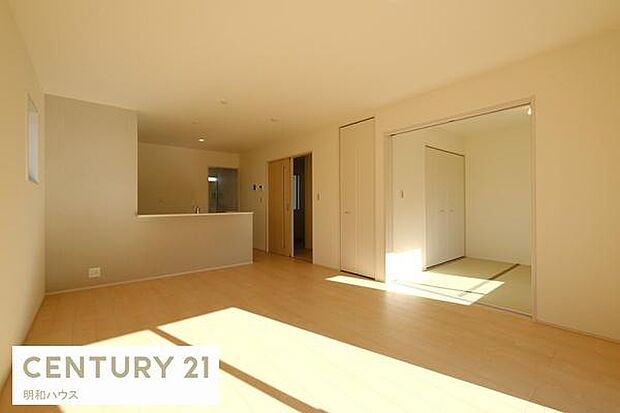 1号棟 LDK16帖◎南側の窓から光が入る明るいリビングスペース◎対面キッチンからお部屋の様子を見渡せ、小さなお子様も安心です♪