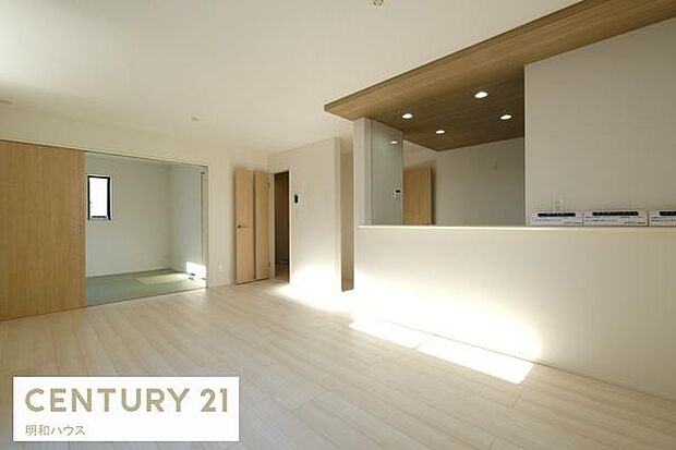 1号棟 LDK16帖◎南側の窓から光が入る明るいリビングスペース◎対面キッチンからお部屋の様子を見渡せ、小さなお子様も安心です♪