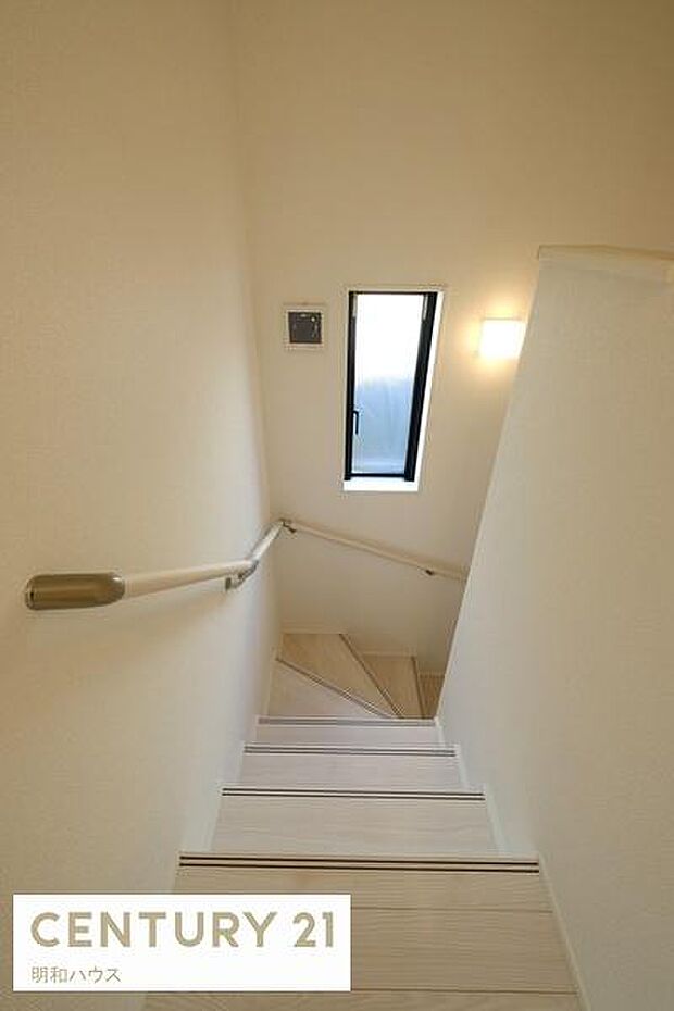 1号棟 手すり付き階段で安心です