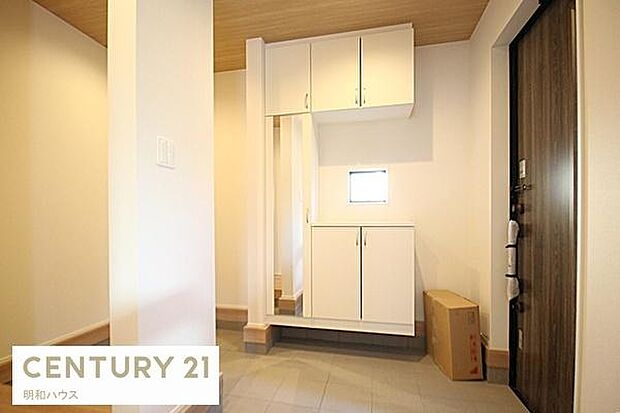 4号棟・姿見付きシューズBOX+土間収納