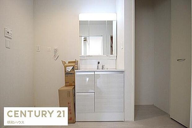 5号棟・三面鏡付ドレッサー＋リネン庫！