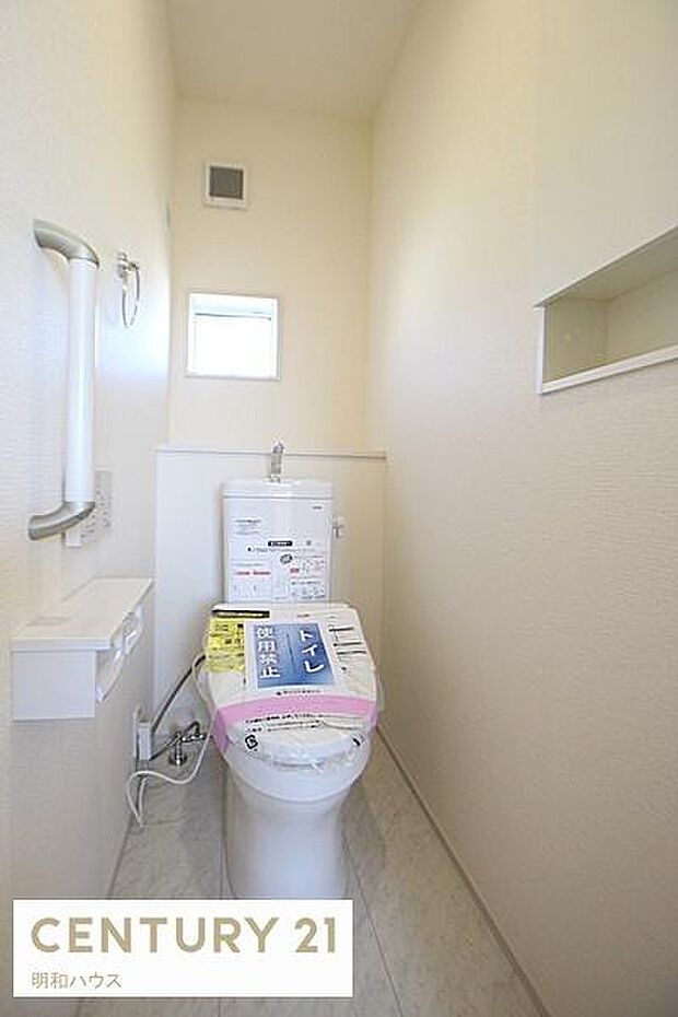 ◎2階シャワートイレ!(収納+手すりあり)◎省エネ仕様!ナノレベルのなめらかさのセフィオンテクト!◎フチなし形状で掃除も楽々!◎トルネード洗浄で汚れを落とします!