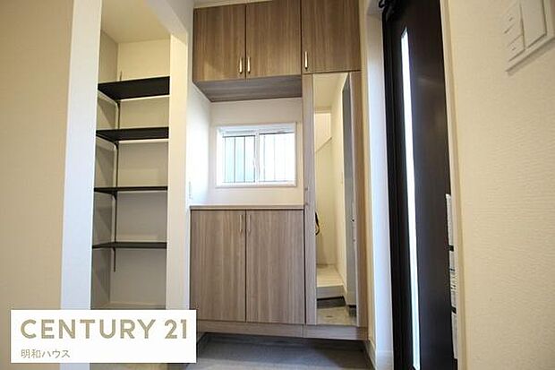 ◎姿見付きシューズBOX！◎お出かけ前の慌しい時間にも身だしなみをチェックできます！◎重宝な可動棚付き土間収納あります！