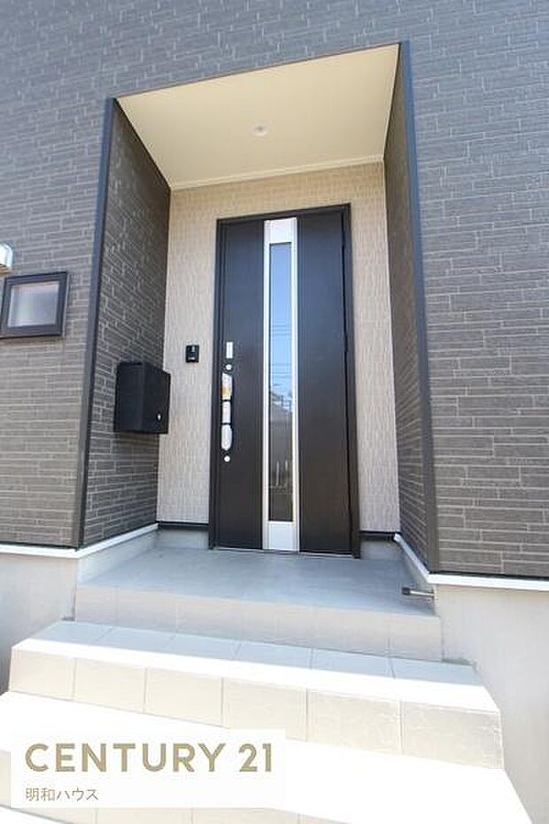 ピッ♪と開閉!電池錠付き玄関ドア!