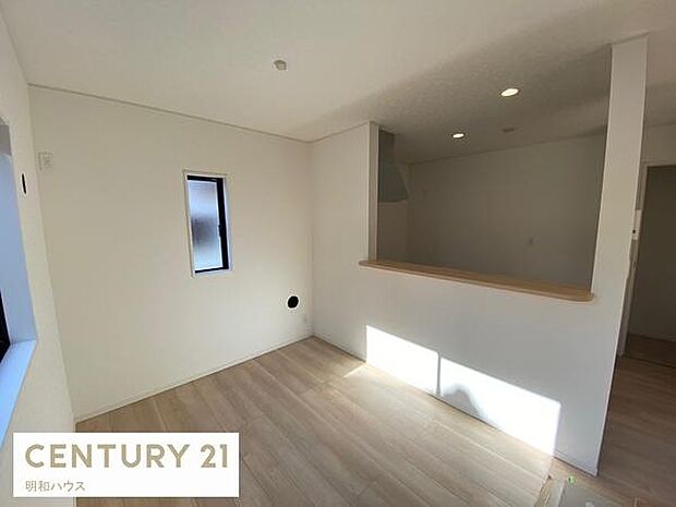 ◎南側の窓から光が入る明るいリビングスペース◎対面キッチンからお部屋の様子を見渡せ、小さなお子様も安心です♪