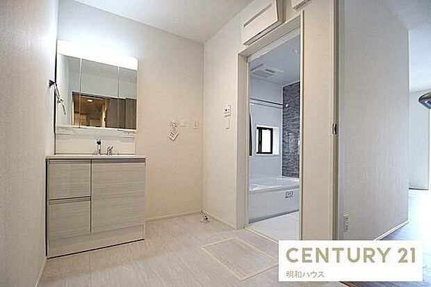 ◎家事動線の良い快適な2WAY洗面室!◎リビングと各部屋の廊下から出入りできます!