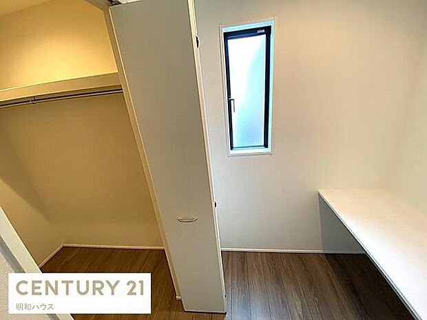 ◎小窓のあるカウンター付フリースペース!◎趣味やお仕事もはかどる空間!◎W-クローゼットがあり大物も片付きます!