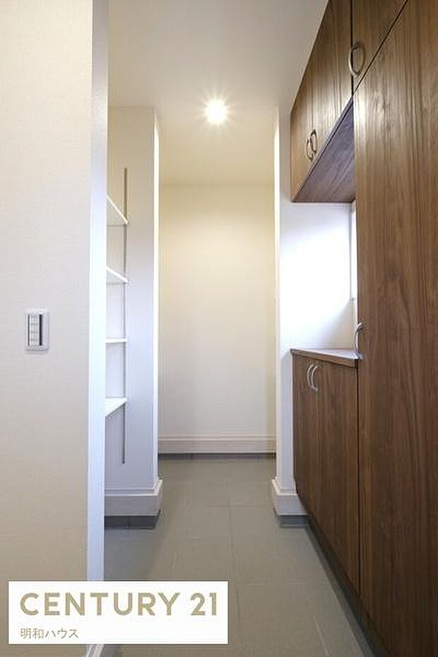 1号棟◎可動棚のある大容量のシューズインクローク！◎夜も安心！人感センサー玄関灯！