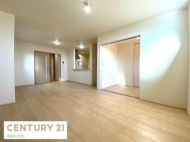 2号棟・家具に配置が楽しめる横長リビング