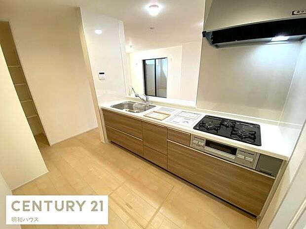 2号棟◎浄水機一体型システムキッチン！◎コンロ下のスライドキャビネットは大容量で満足の使い勝手です！◎可動棚のあるキッチンパントリーあります！