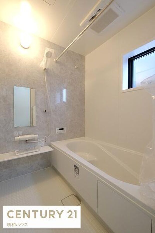 1号棟◎浴室暖房乾燥機付き1坪バス!◎雨の日には衣類の乾燥にも大活躍!◎ゆったりと一日の疲れを癒して下さい!◎半身浴ができる快適な高さのベンチ付浴槽!