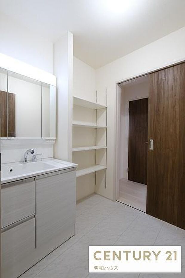 ◎三面鏡付きシャワードレッサー!◎鏡を開くと便利な収納があります!スッキリと片付けられますね!◎サニタリースペースがありシャンプーや洗剤置き場に便利です!