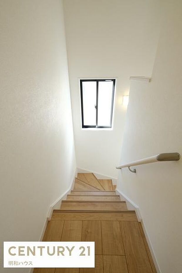 手すり付き階段で安心です!