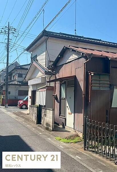 ◎写真奥の白い建物・手前の茶色い建物2棟立っています