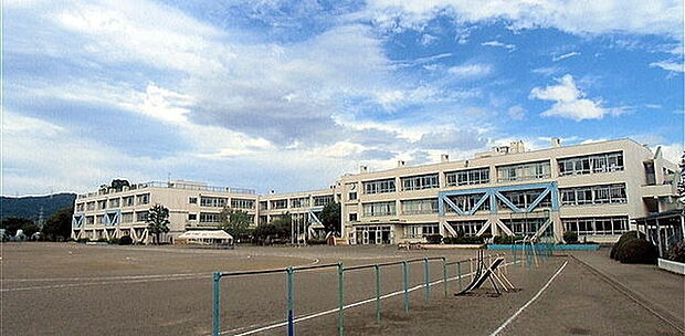 日高市立高麗川小学校まで1100m