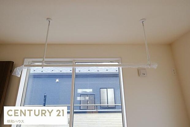 各棟2階洋室に室内物干しが付いています!