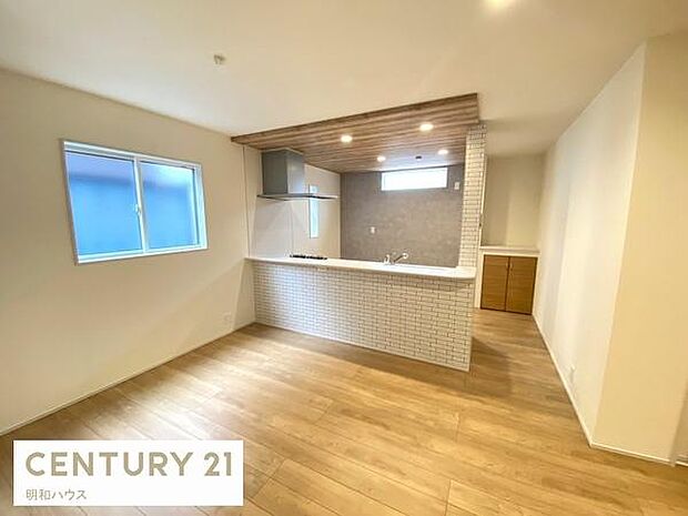 1号棟◎お洒落な折下天井が引き立つリビング◎対面式キッチンからお子様を安心して見守れます♪