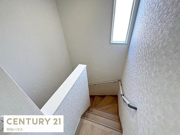 手すり付き階段で安心です!