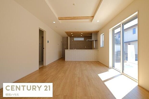 南側の窓から光が差し込む明るいリビング