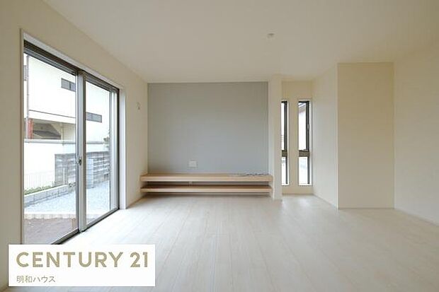 ◎窓から光が差し込む明るいリビングスペース♪◎カウンターが付いたテレビコーナーは淡いブルーのクロスでおしゃれですね!