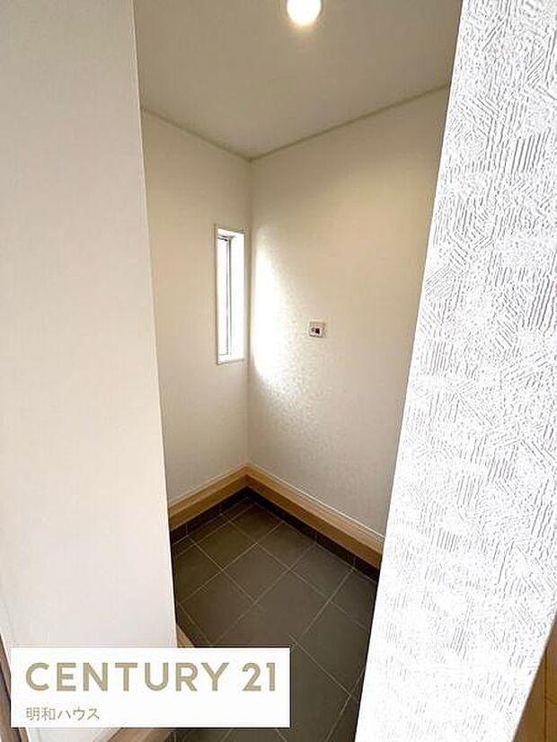 小窓のあるシューズインクローク!