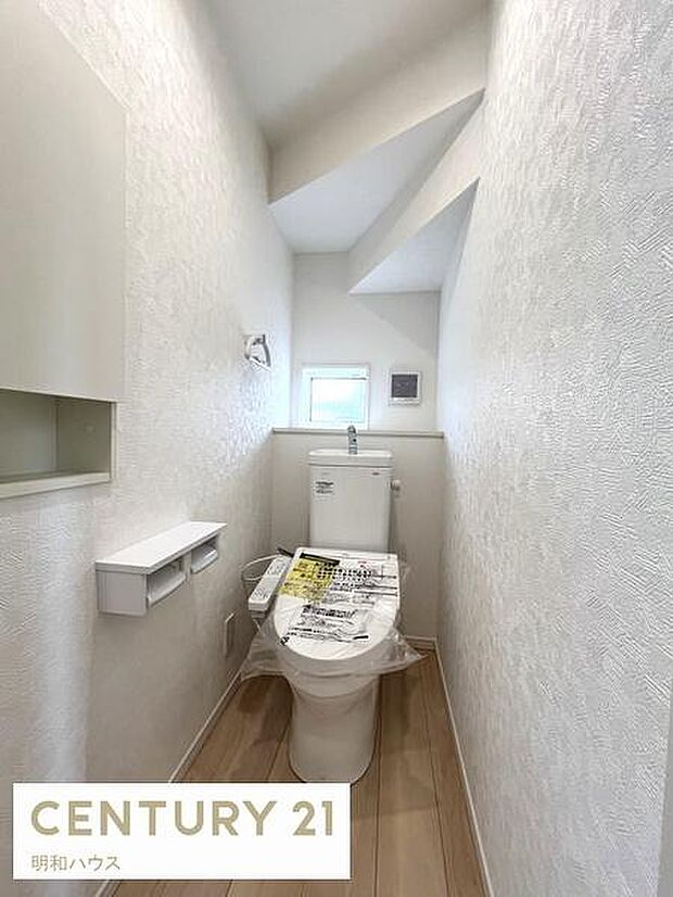 1階ウォシュレットトイレ 収納あり!