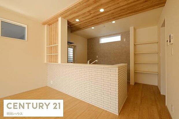 2号棟◎お料理しながらご家族・ご友人とコミュニケーションがとれる人気の対面式キッチン♪◎ストック品の保管に便利なキッチンパントリー付き！