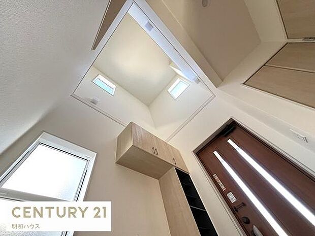 4号棟・開放的な吹き抜け玄関!