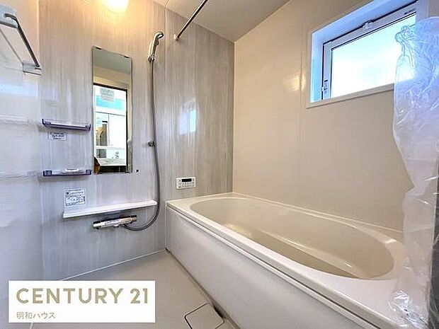 ◎浴室暖房乾燥機付き1坪バス！◎雨の日には衣類の乾燥にも大活躍！◎ゆったりと一日の疲れを癒して下さい！◎半身浴ができる快適な高さのベンチ付浴槽！