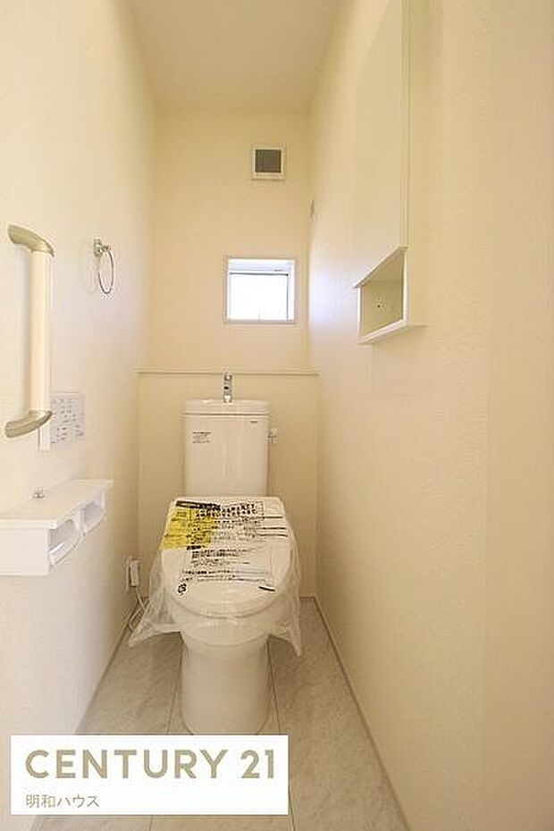 ◎2階シャワートイレ！（収納＋手すりあり）◎省エネ仕様！ナノレベルのなめらかさのセフィオンテクト！◎フチなし形状で掃除も楽々！◎トルネード洗浄で汚れを落とします！