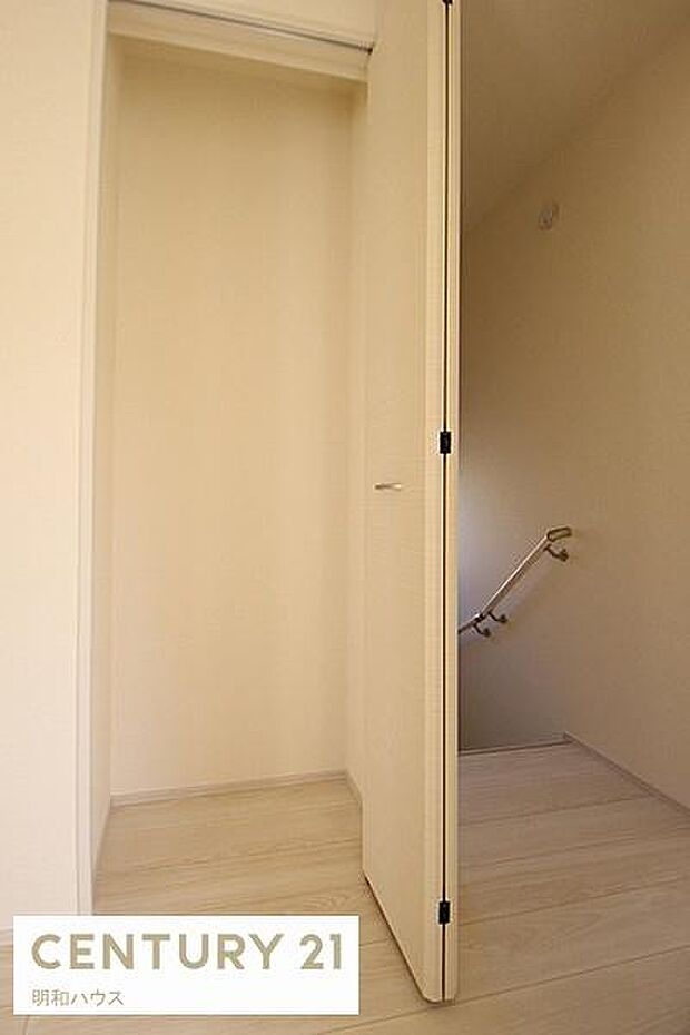 手すり付階段で安心！2階ホール収納あり！